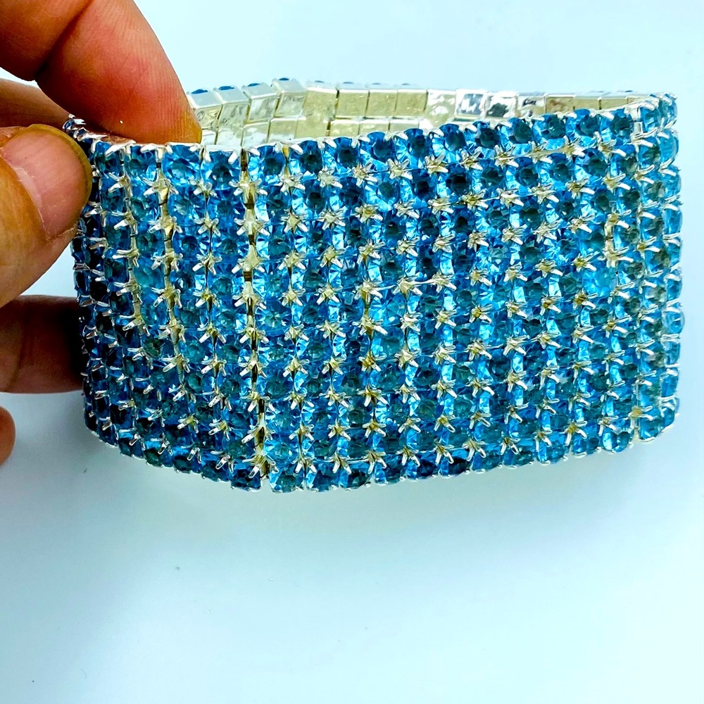 Stretchable blue fake Diamond bangle.